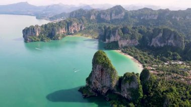 Tayland 'ın Krabi kentindeki Railay Sahili' nin turkuaz suları ve yemyeşil sularıyla nefes kesici manzaralarını keşfedin. Bu tropik cennet rahatlama ve macera arayanlar için mükemmeldir..