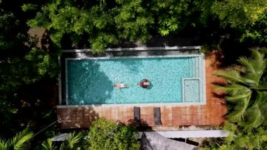 Ziyaretçiler, Tayland 'ın başkenti Krabi' de yemyeşil yemyeşil bir havuzda ferahlatıcı bir yüzüşün keyfini çıkarırken, huzurlu bir deneyim yaşayın. Tropik bir kaçış için mükemmel..