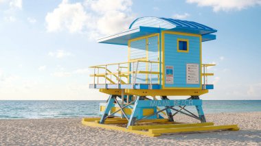 Renkli bir cankurtaran kulesi Miami Sahili 'nin kumlu sahillerine bakıyor. Hafif dalgalar sahile vuruyor..