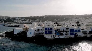 Yunanistan 'ın Mykonos kentinin cazibesini deneyin. Beyazlatılmış binaların kıyıya ve masmavi suların kıyıları kucakladığı yer. Bu huzurlu tatil beldesinin güzelliğini keşfedin..