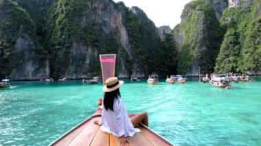 Tayland 'ın Koh Phi Phi kentindeki Pileh lagünündeki çarpıcı turkuaz suların ve sakin çevrenin tadını çıkarın. Bir teknede rahatla ve güneşin altındaki tropik cennetin tadını çıkar..