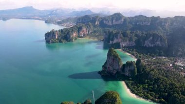 Tayland 'ın Krabi kentindeki Railay Sahili' nin turkuaz sular, kayalık uçurumlar ve yemyeşil yemyeşil manzaralarını deneyin. Cennet ve macera arayan gezginler için mükemmel..