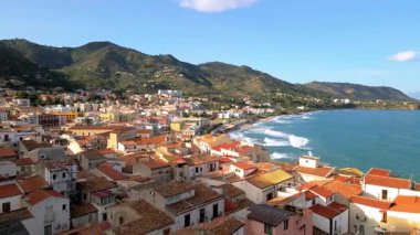 Güzel plajlar ve çarpıcı dağlarla çevrili Cefalu sokaklarında dolaş. Bu Sicilya mücevherinin canlı atmosferini güneşli bir günde yaşayın. Sicilya İtalya