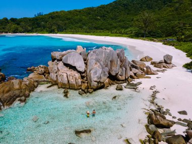 La Digue, Seyşeller 'deki Anse Cocos plajının nefes kesici manzarasını deneyin, kristal berrak suların yumuşak beyaz kumda nazikçe dolaştığı. Güneş banyosu yapanlar ve kaşifler sakin ortamından zevk alırlar..