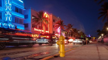 Miami, Florida, 19 Nisan 2019, Miami Plajı 'nın renkli neon ışıklarının sokakları aydınlattığı canlı atmosferini tecrübe edin..