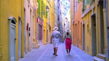 Menton Fransa 'nın pitoresk sokaklarında el ele dolaşırken, Provence Alpes Cote dAzur' daki bu güzel kasabanın sunduğu canlı renklerin ve eşsiz mimarinin tadını çıkarıyorlar..