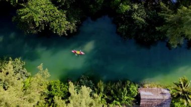 Kayakçılar, yemyeşil ve tropikal manzaralarla çevrili Koh Chang, Tayland 'daki zümrüt sularda süzülüyorlar. Burası doğa aşıkları için mükemmel bir kaçış noktası..
