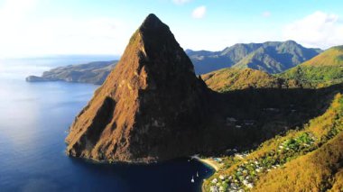 St. Lucia 'nın muhteşem manzarasını deneyin. İkonik Pitonların turkuaz sulardan görkemli bir şekilde yükseldiğini görün. Bu tropikal cennet, ihtişam içinde rahatlamaya ve maceraya davetiye çıkarır..