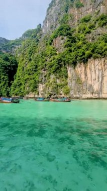 Koh Phi Phi 'nin nefes kesici sahil şeridini keşfedin, turkuaz suların canlı yeşil uçurumlarla buluştuğu, tropik bir cennet yarattığı. Krabi, Tayland 'da tatil yapmak için mükemmel.