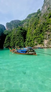 Uzun kuyruklu teknelerin kristal berrak sularda zarifçe sürüklendiği Koh Phi Phi 'nin dinginliğinin tadını çıkarın. Tayland, Krabi 'de mükemmel bir tropikal kaçış bekliyor.