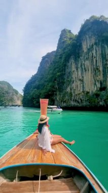 Koh Phi Phi, Tayland 'ın güzel sularını keşfedin, uzun kuyruklu bir teknede dinlenirken. Büyüleyici uçurumların ve kristal berraklığında turkuaz suyun tadını çıkarın. Unutulmaz bir tatil için mükemmel..