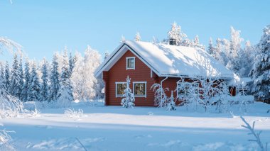 Akaslompolo Köyü 'nün el değmemiş karla kaplı ormanlarında güzel bir kulübe. Huzurlu kış manzarası Laponya 'nın doğal güzelliğini yansıtır ve gezginleri huzurlu bir kaçış için Finlandiya' ya davet eder.