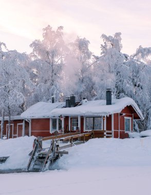 Huzurlu Akaslompolo Köyü 'ne yerleşmiş bu büyüleyici kırmızı kulübe taze karla örtülüdür. Kışlar güzelliği sardıkça bacadan buhar yükselir. Gezginleri keşfetmeye davet eder..