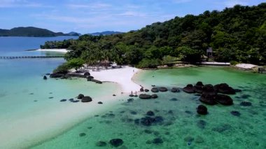 Trat, Tayland 'daki Koh Kham, kristal mavi suların ve yemyeşil suların nefes kesici manzarasını sunuyor..