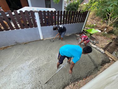 Bang Lamung, Tayland 'da güneşli bir günde üç işçi ıslak betonu düzleştirmekle meşgul. Takım çalışmaları ve adanmışlıkları, yerel işçiliğin özünü yakalayarak bu hayat dolu bölgeye yeni bir hayat getiriyor..