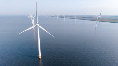 Hollanda, Kuzey Denizi 'nin suları üzerindeki rüzgar türbinleri sürdürülebilir bir gelecek için yenilenebilir enerji yakalıyor. Bu açık deniz rüzgâr çiftliği temiz teknolojinin bir örneği..