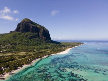 Le Morne Brabant 'ın, kristal berrak suların ve Rivire Noire' ın kumlu sahillerinin üzerinde görkemli bir şekilde yükselen büyüleyici güzelliğini tecrübe edin. Bu tropikal cennet rahatlamayı ve macerayı davet ediyor..