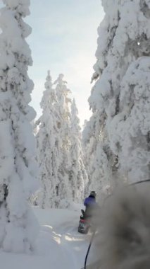 Finlandiya Laponya, Akaslompolo 'nun büyüleyici, karla kaplı manzaralarında kar motosikleti sürmenin heyecanını yaşayın..