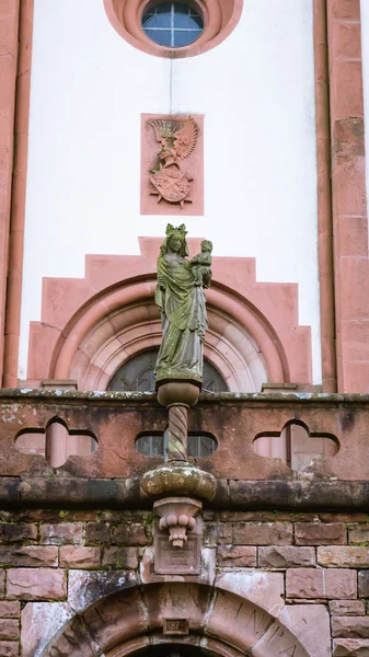 Esta es una hermosa estatua de María con Jesús — Foto de Stock