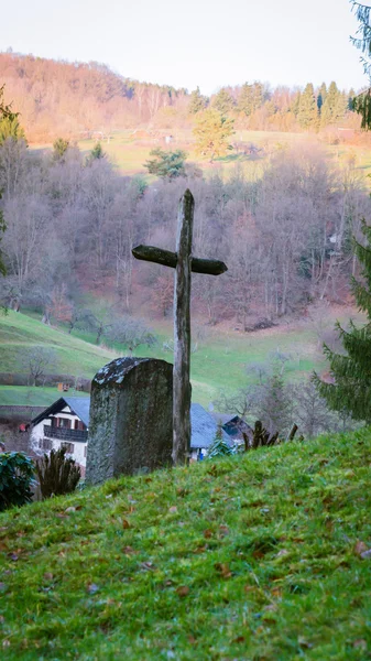 Une croix sur une petite montagne Photo De Stock