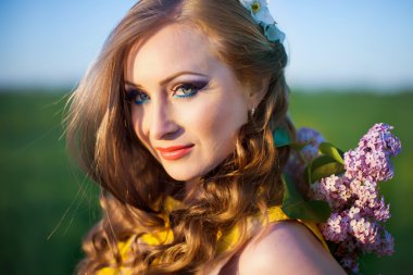 Bahar kızı çiçek topluyor.