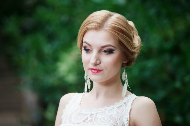 Güzel makyajlı bayan sarışın.