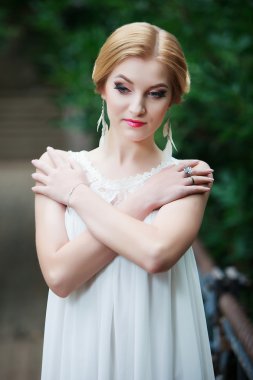 Güzel makyajlı bayan sarışın.