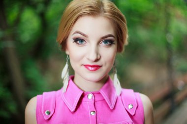 Güzel makyajlı bayan sarışın.