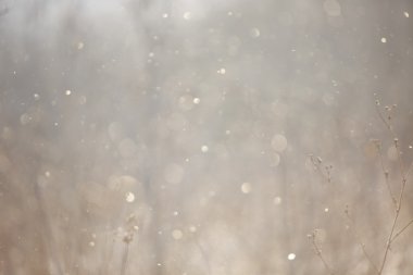 Kar yavaşça düşüyor ve yere uzanıyor.