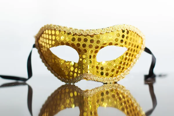 白い背景に金色のマスク — ストック写真