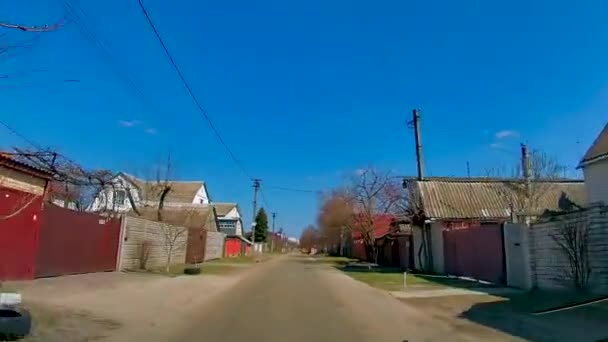 在一条糟糕的沥青路面上开车穿过村庄 虚拟步行 — 图库视频影像