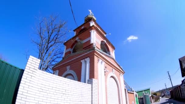 Der Glockenturm Der Orthodoxen Kirche Kirchturm Mit Roten Ziegeln — Stockvideo