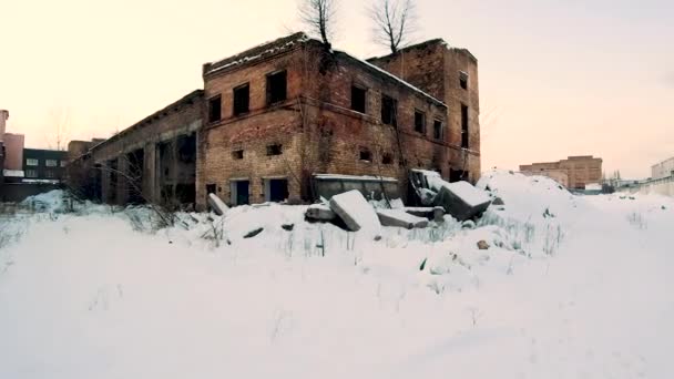 Stará Cihlová Průmyslová Budova Zničená Opuštěná Továrna Winter — Stock video