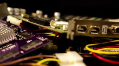 Yakın plan. Yarı iletken elektronik kurul yapısı. Grafik kart. Yarı iletken kurul. Yarı iletkenler ve işlemcilerle elektronik devre kartının gelecekteki bileşimi