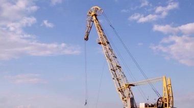 Büyük kargo vinci kum boşaltır. Kargo vinci operasyonu. Kum madenciliği