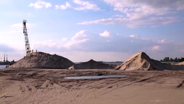 Nehir Kenarında Kum Madenciliği Skele Tarafındaki Vinçler Kargo Vinci Işlemi — Stok video