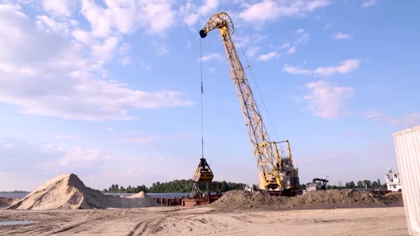 Těžba Písku Řeky Velký Nákladní Jeřáb Rozptyluje Písek Provoz Nákladního — Stock video