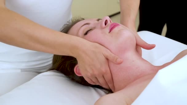 Jovem Mulher Recebendo Massagem Pescoço Salão Spa — Vídeo de Stock