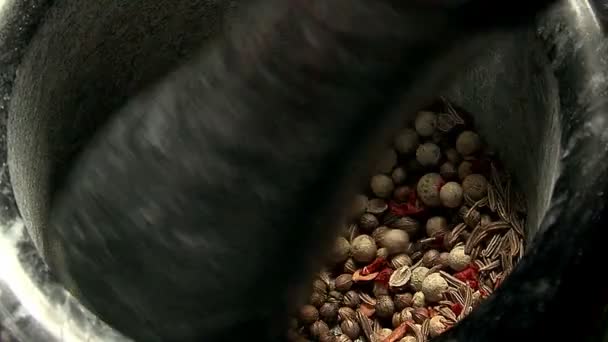 Grinding spices in a mortar — Stock Video