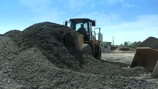 Bulldozers estão ganhando um entulho de colher. Construção . — Vídeo de Stock