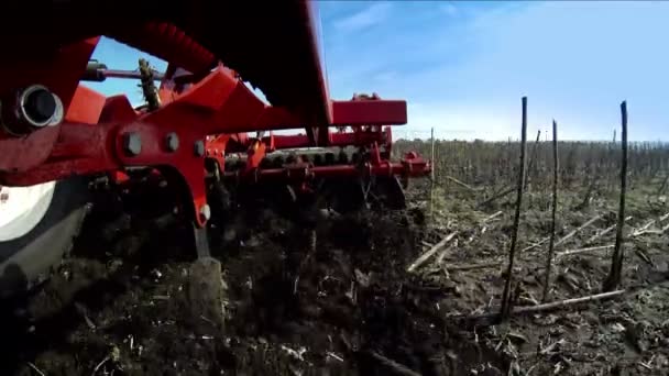 Pole popisovače traktoru. Disking. — Stock video
