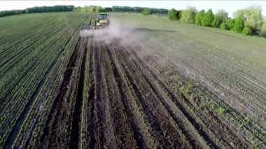 Traktör tohum tutan bir alanda. Toprak işleme modern teknoloji. Havadan görüntüleri. Bir alandaki bir traktör üzerinde uçan