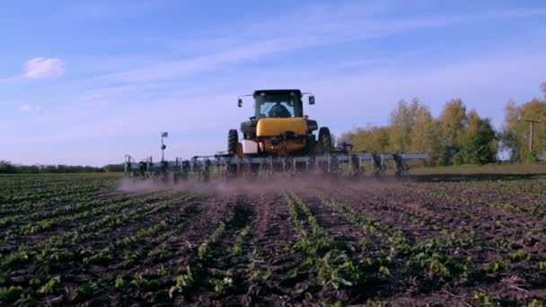 Fungerande traktor och jordfräs i fältet. Skytte med kran — Stockvideo