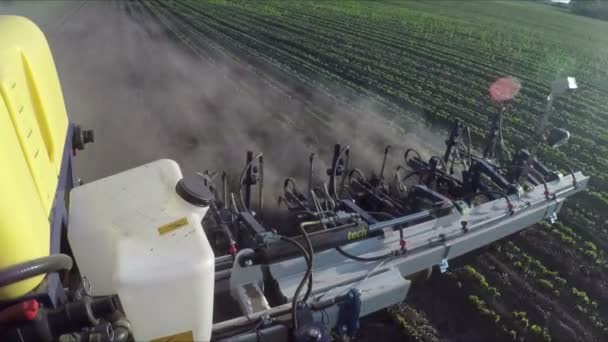 A câmera é montada em um trator e o cultivador aceita um trabalho em um campo — Vídeo de Stock