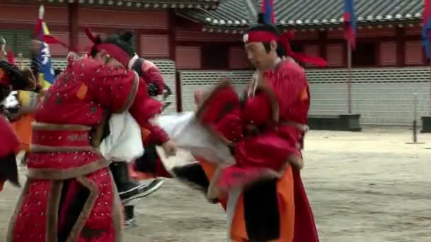 Корейские боевые искусства. Бои корейских воинов Хваран безоружны. Медленное движение — стоковое видео