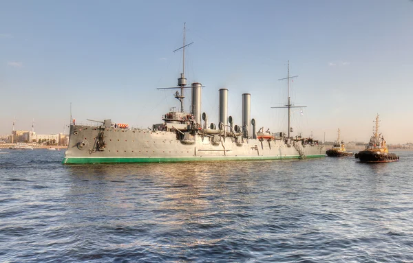 Эвакуировать крейсер "Аврора" на ремонт Стоковое Изображение
