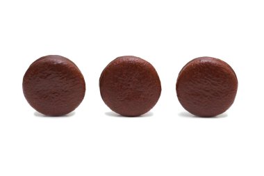 Beyaz arka planda izole edilmiş üç yuvarlak çikolata kaplı kurabiye. Çikolatalı Turta.