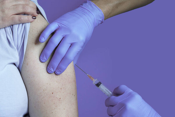 Doctor Holding Syringe Making Covid Vaccination Injection Dose Shoulder Female — Stock Photo, Image