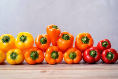 Renkli turuncu, kırmızı ve sarı biber arkaplanlarının yakın görüntüsü.