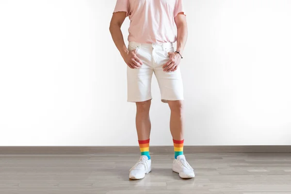 認識できない若い男が虹の靴下に身を包んだポーズ 自由の概念 Lgbtq — ストック写真